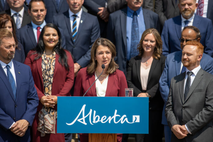 Alberta Separatists Threaten to Oust Premier Smith If Referendum Uses Pro-Canada Question
